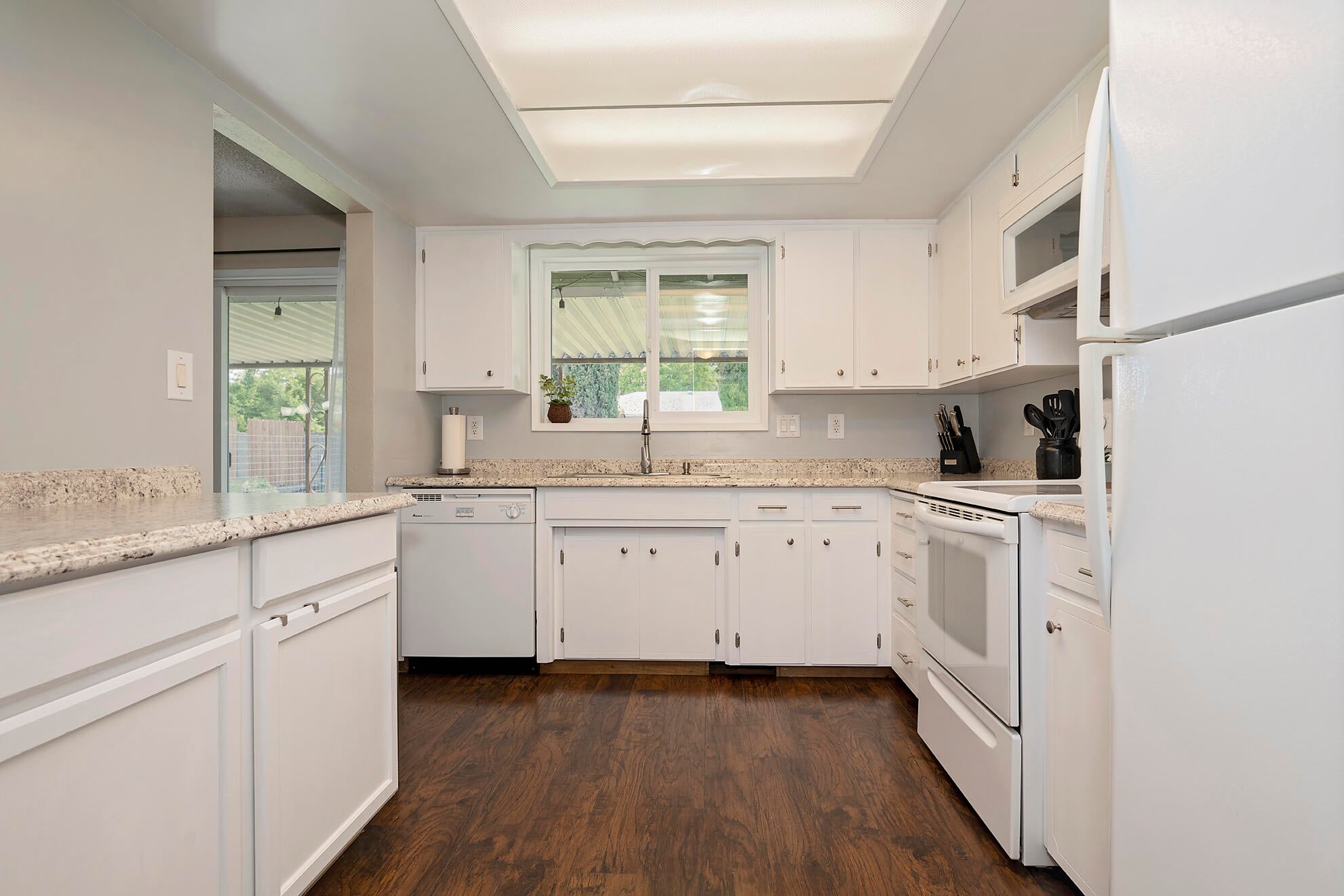 2051 Taylor Road Central Point, OR 97502 - Photo 4 of 18 Kitchen