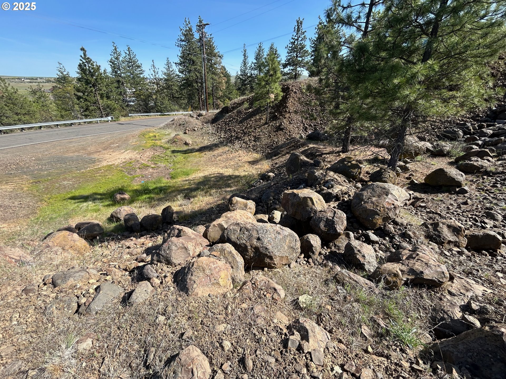 Pipeline Road Goldendale, WA 98620 - Photo 2 of 5 a view of a field with an ocean
