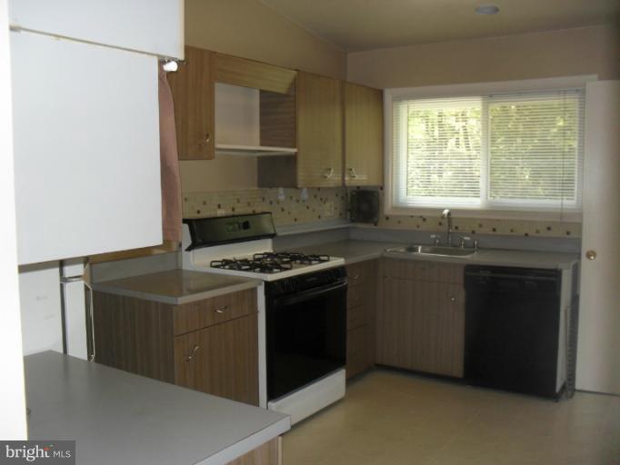 4737 Byron Road Baltimore, MD 21244 - Photo 10 of 18 Kitchen