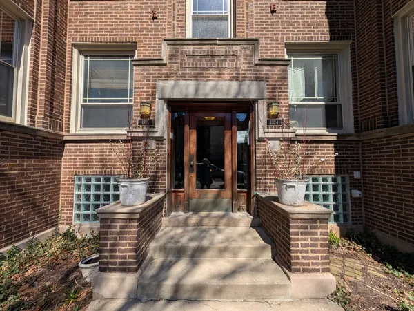 $350,000 | 1326 West Albion Avenue, Unit 1, Chicago, IL 60626