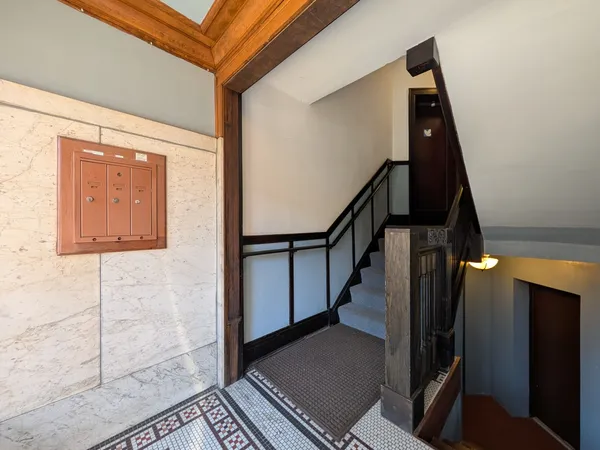 $350,000 | 1326 West Albion Avenue, Unit 1, Chicago, IL 60626