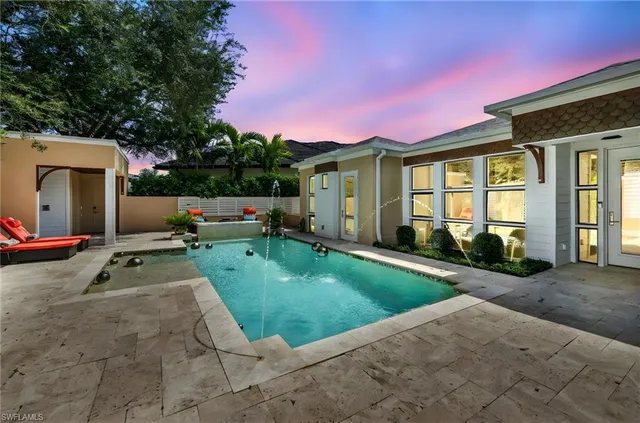 a view of backyard of the house