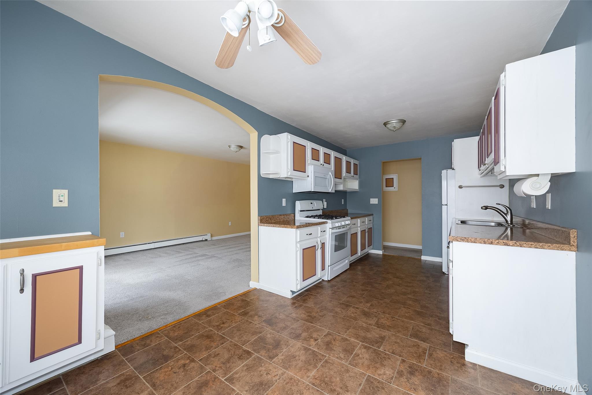 3 Hook Road, Unit 72H Poughkeepsie, NY 12601 - Photo 7 of 23 Eat in kitchen