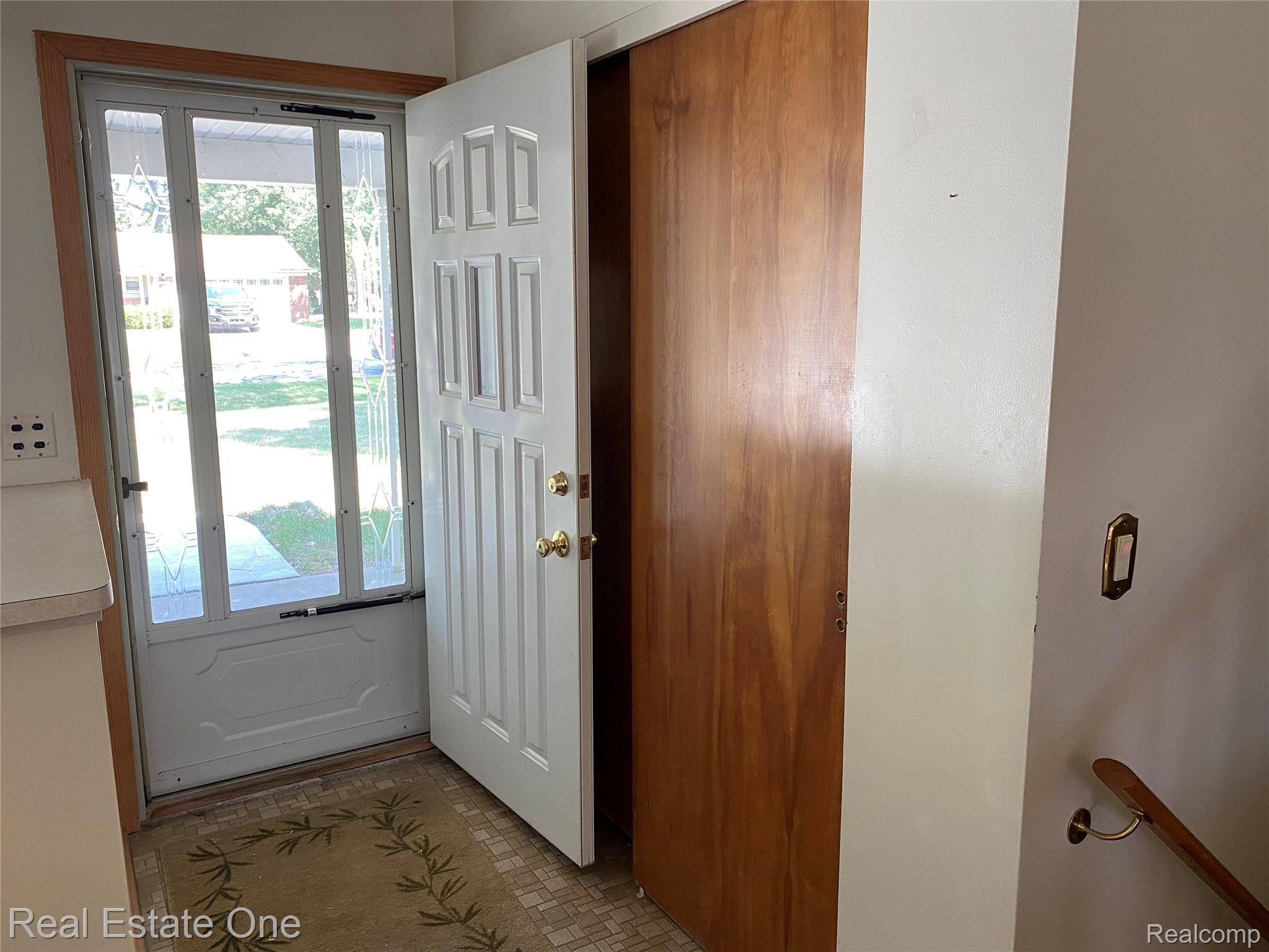 32269 Baintree Road Farmington, MI 48334 - Photo 2 of 26 IMG-0128.jpg