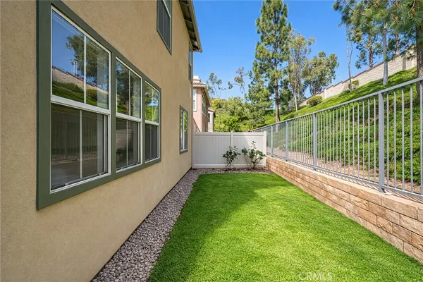a view of yard with green space