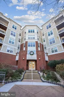 $425,000 | 1645 International Drive, Unit 121, McLean, VA 22102