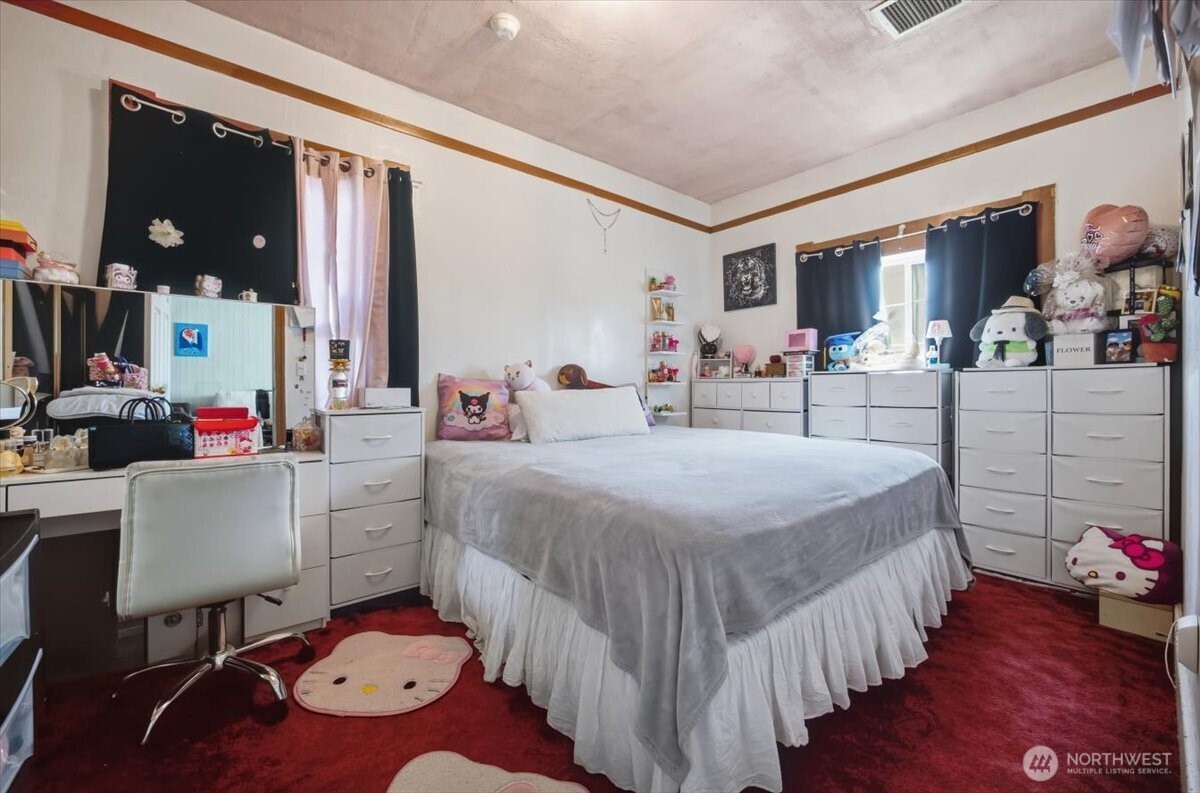 802 South 11th Avenue Pasco, WA 99301 - Photo 8 of 24 a bedroom with bed and wooden floor