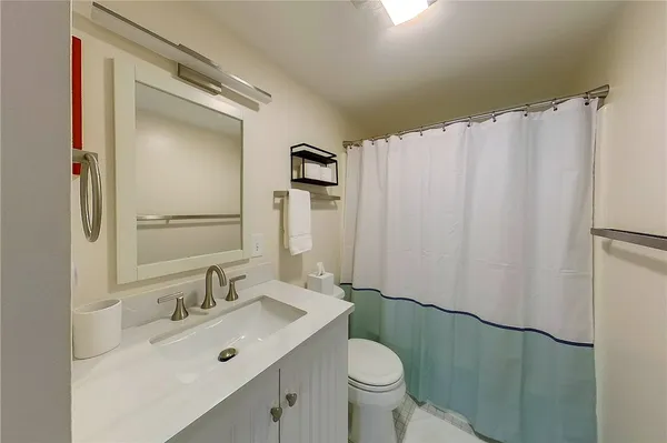 $3,400 | 364 Bellevue Avenue, Unit 5A, Newport, RI 02840