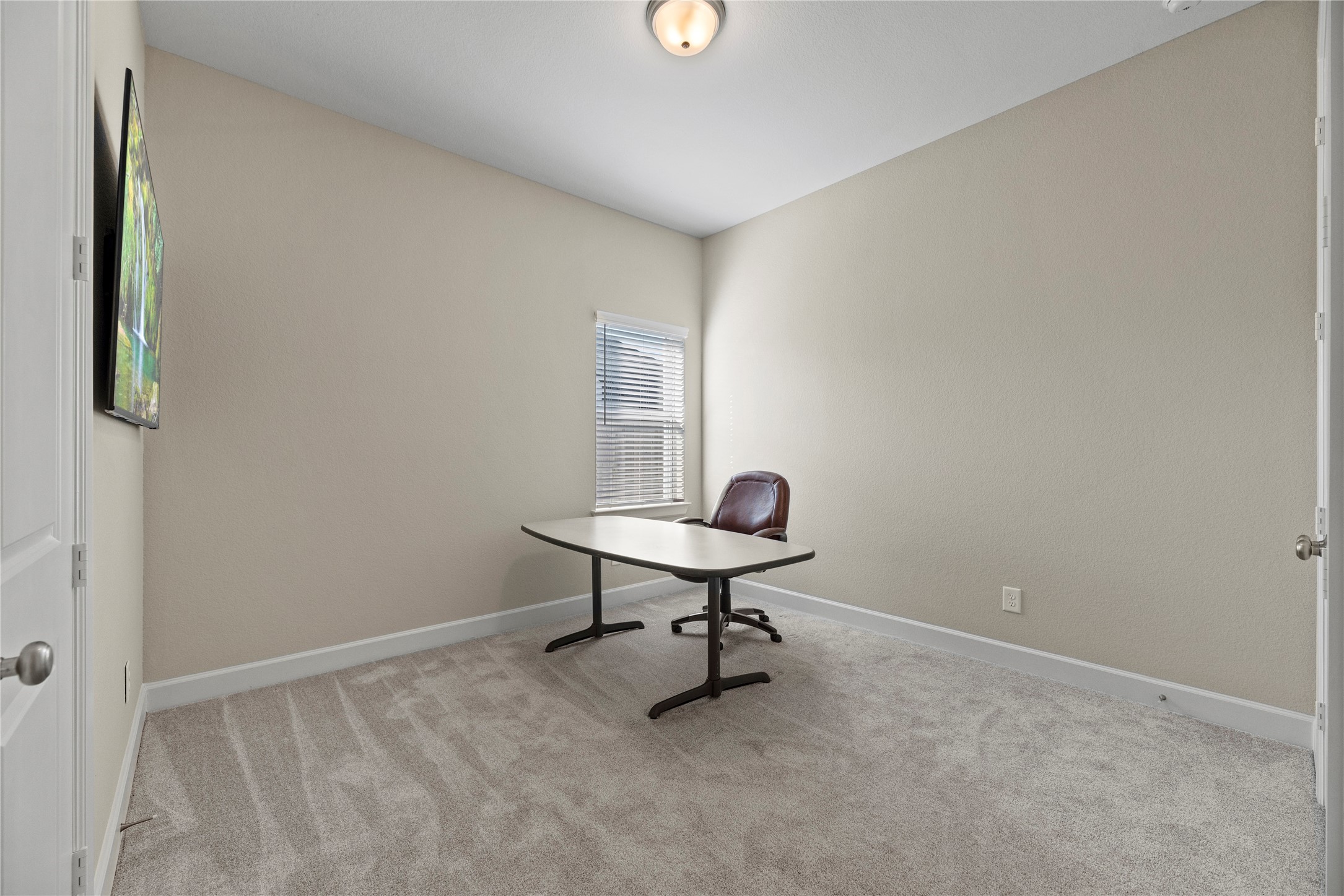 3111 Swift Way Katy, TX 77493 - Photo 17 of 50 a room with a table and a chair