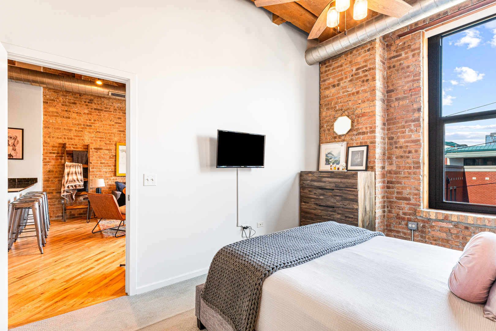 1040 West Adams Street, Unit 358 Chicago, IL 60607 - Photo 14 of 25 Gallery Image 14