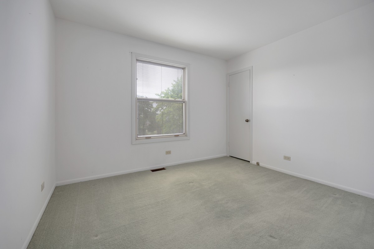784 Leicester Road Elk Grove Village, IL 60007 - Photo 20 of 27 an empty room with a window