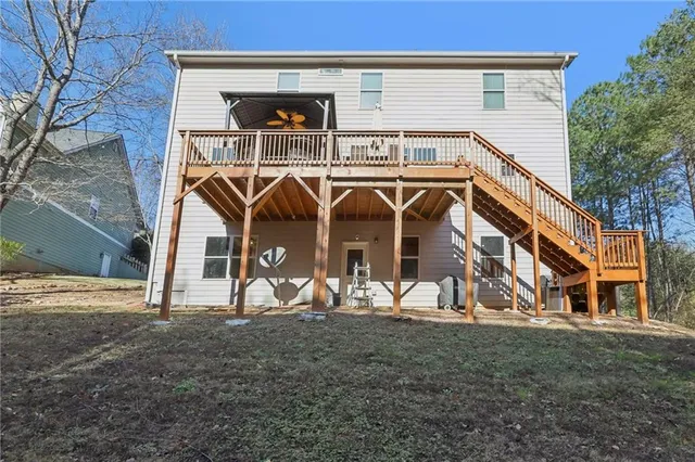 a view of a house with backyard