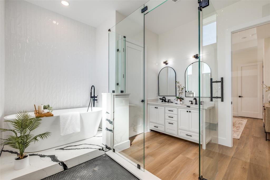 2424 Jeffries Street Dallas, TX 75215 - Photo 11 of 28 Full bath with light wood-style flooring, double vanity, a freestanding tub, and recessed lighting