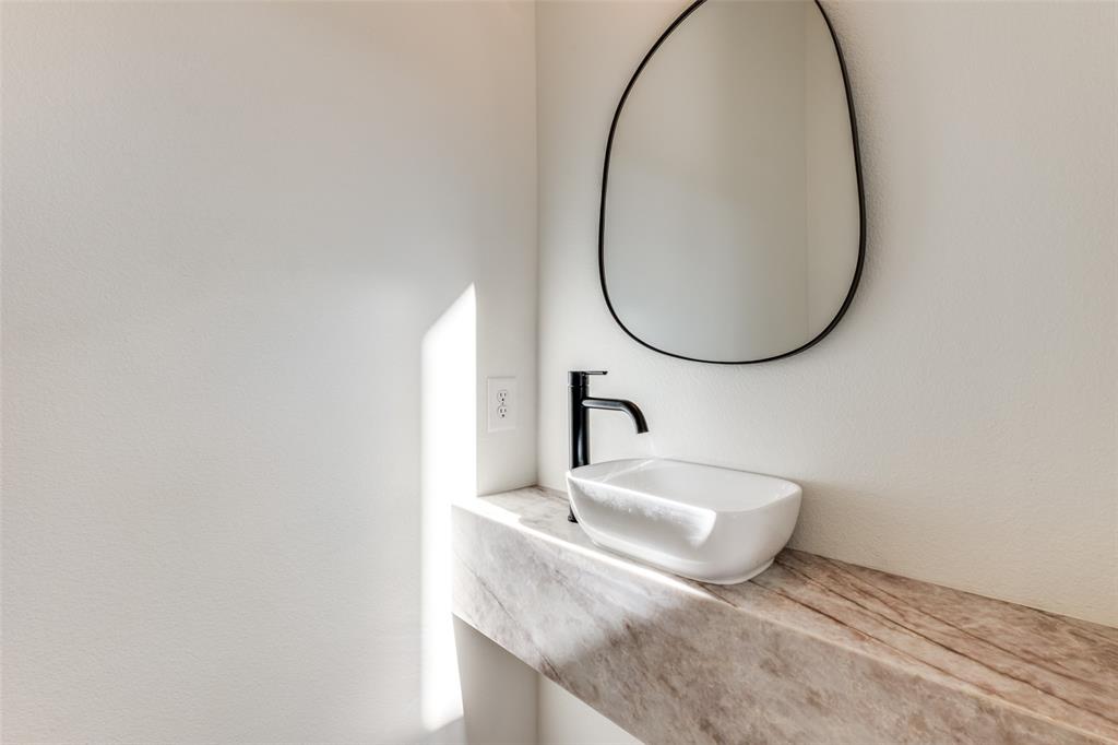 2424 Jeffries Street Dallas, TX 75215 - Photo 20 of 28 Bathroom with vanity