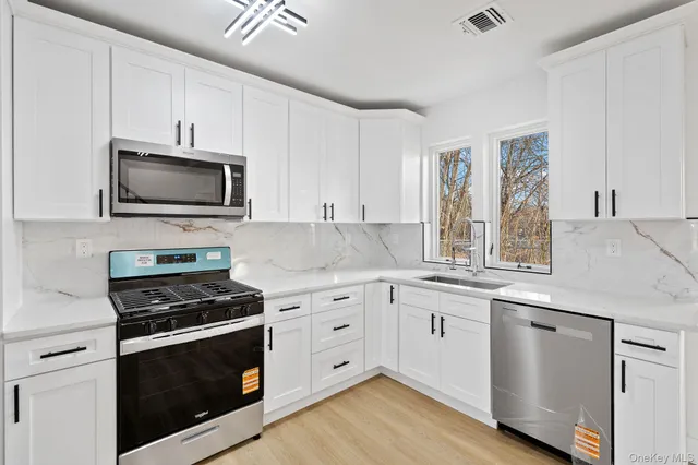 $799,999 | 39 Overland Drive, Wallkill, NY 12589