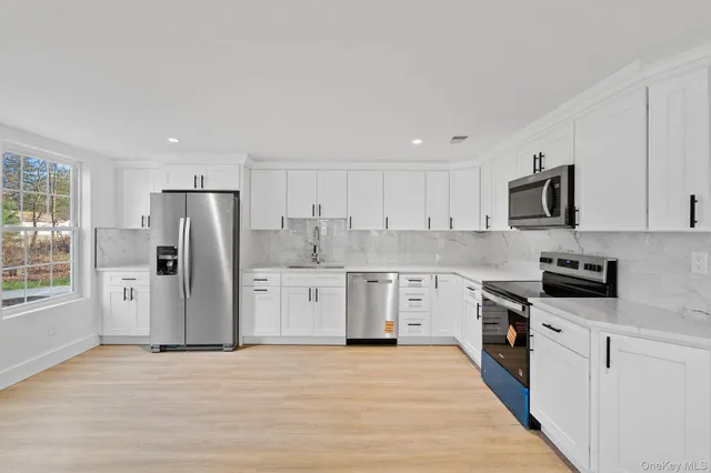 $799,999 | 39 Overland Drive, Wallkill, NY 12589