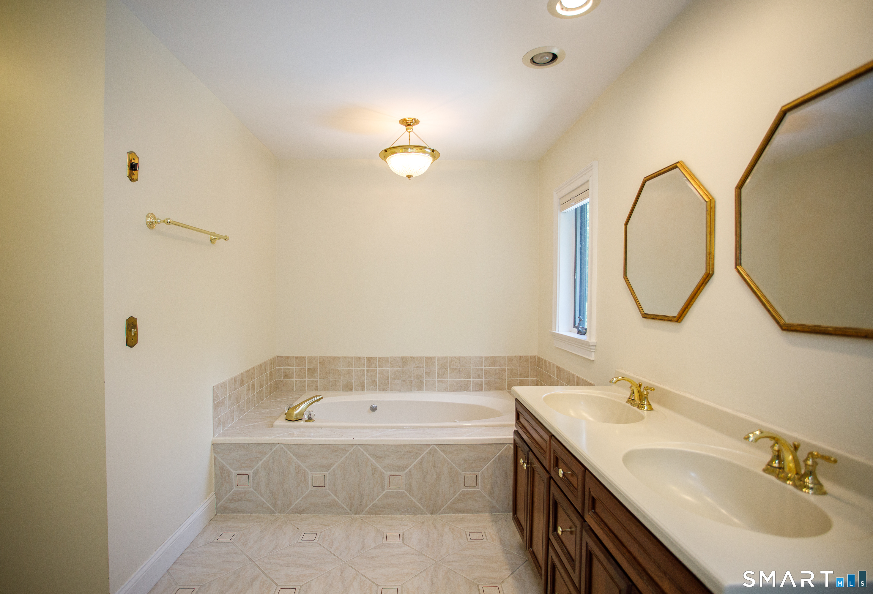 25 Stony Ridge Road Norwich, CT 06360 - Photo 24 of 40 a bathroom with a tub sink and mirror