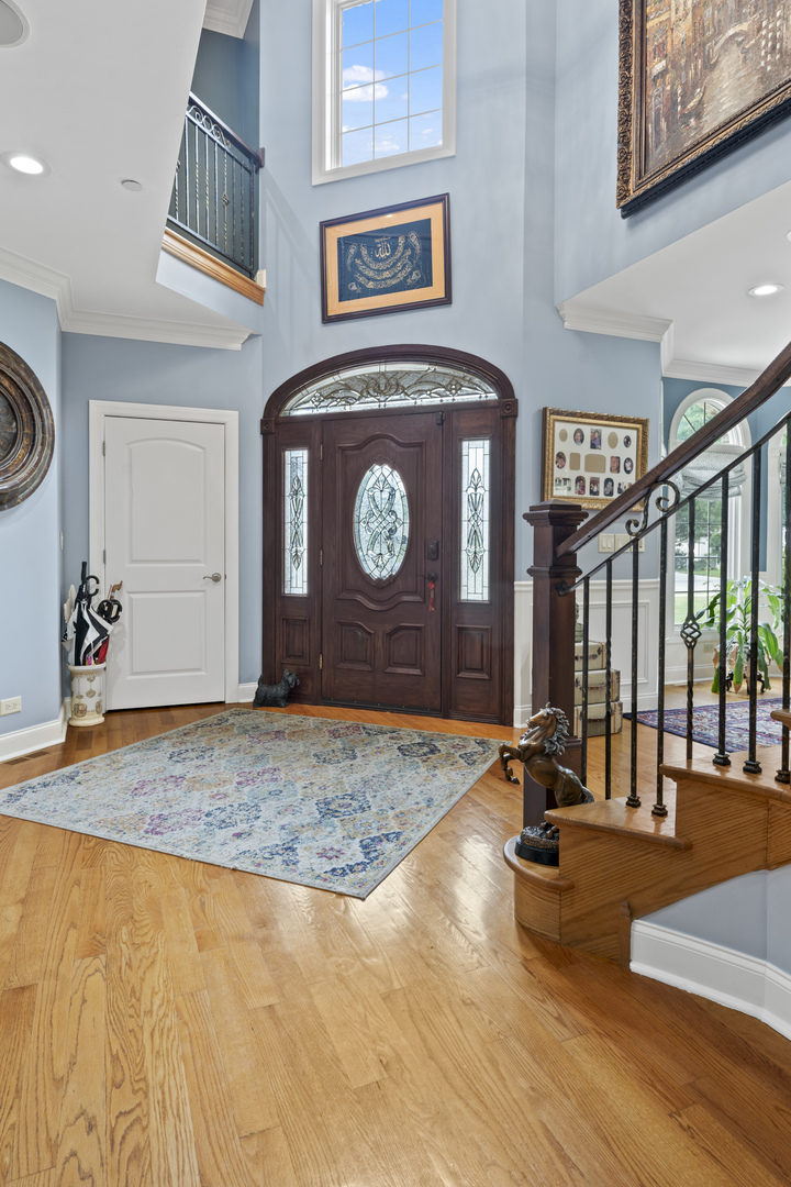 2279 Westview Drive Des Plaines, IL 60018 - Photo 3 of 3 a view of a livingroom with furniture and floor to ceiling window