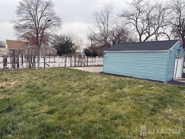 a view of a yard with a house