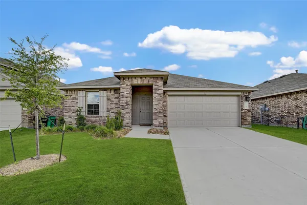 a view of a yard in front of house