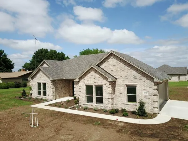 a view of a house with backyard