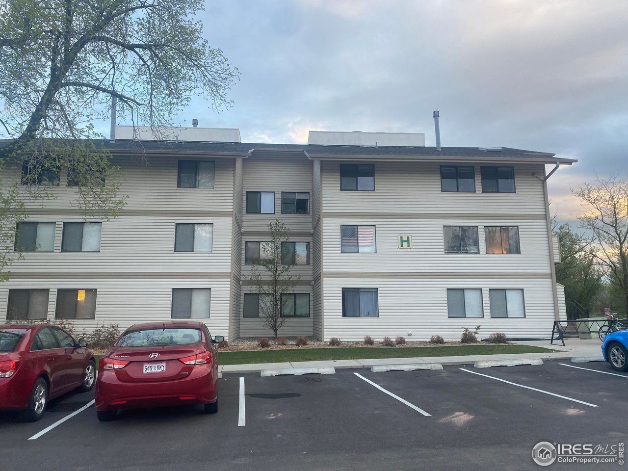 1705 Heatheridge Road, Unit H301 Fort Collins, CO 80526 - Photo 5 of 32 a front view of a building with lot of cars and trees