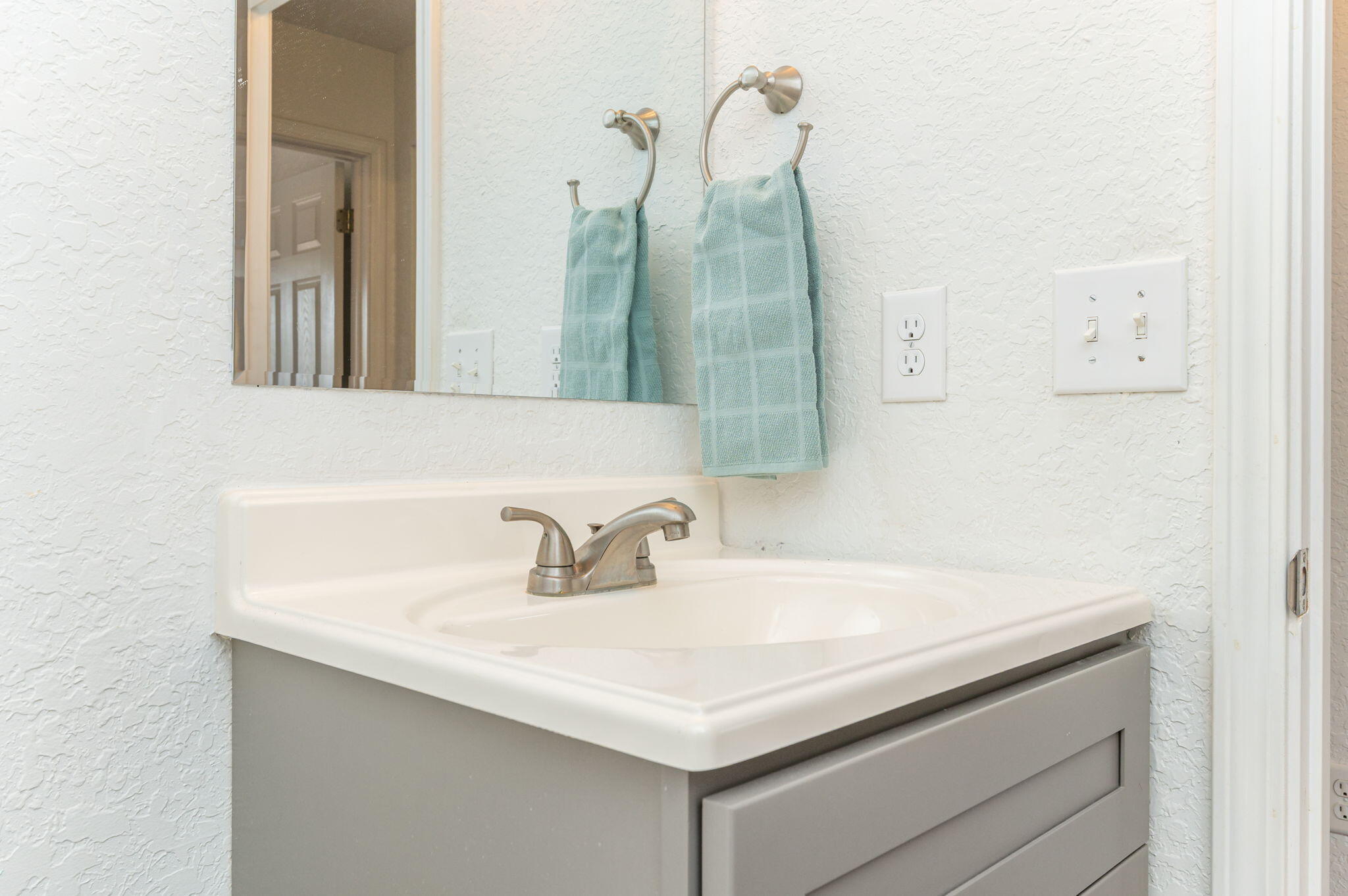 402 Serene Court Crestview, FL 32539 - Photo 23 of 33 GUEST BATHe-ct