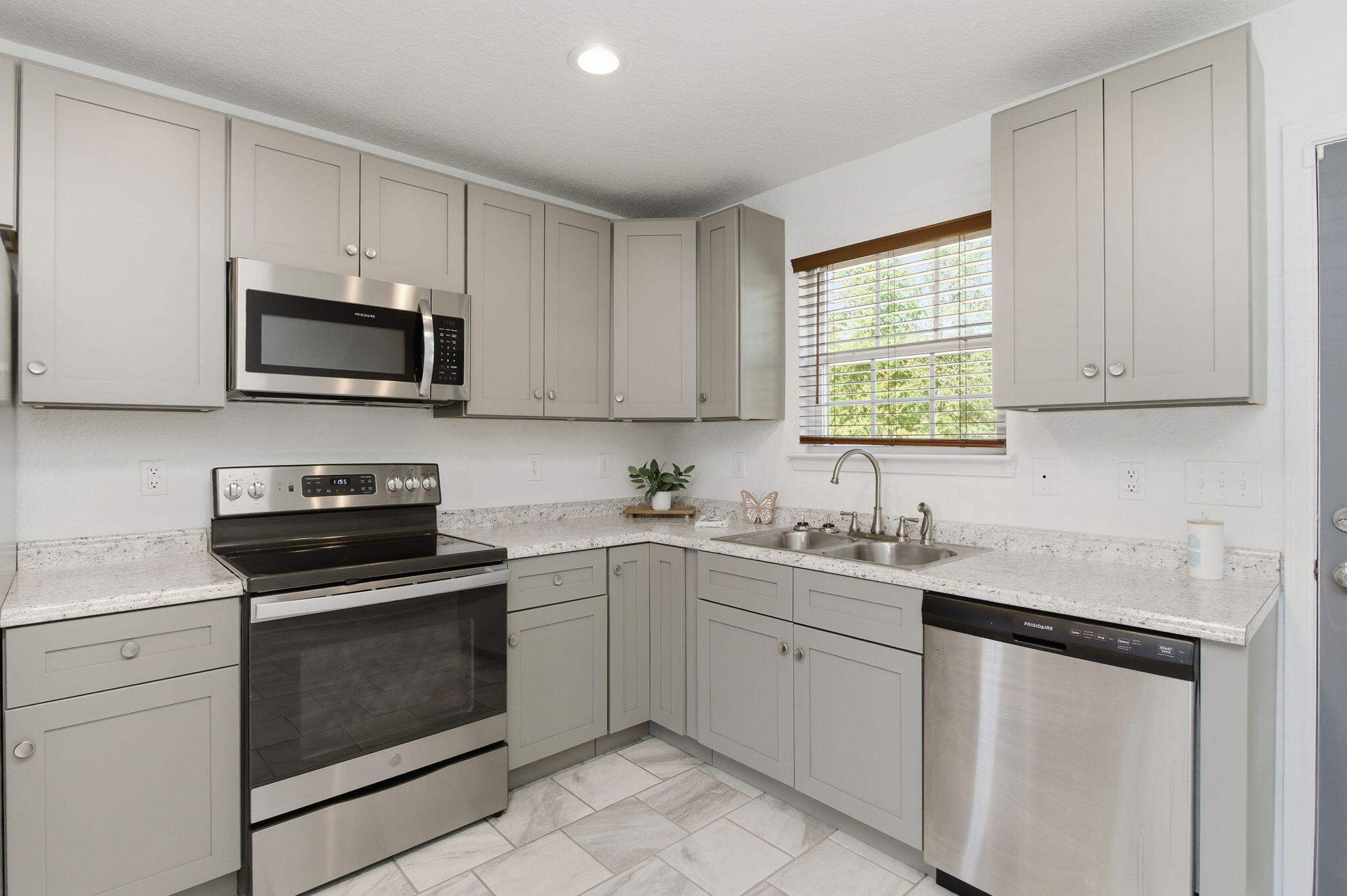 402 Serene Court Crestview, FL 32539 - Photo 4 of 33 9-web-or-mls-402-serene-ct