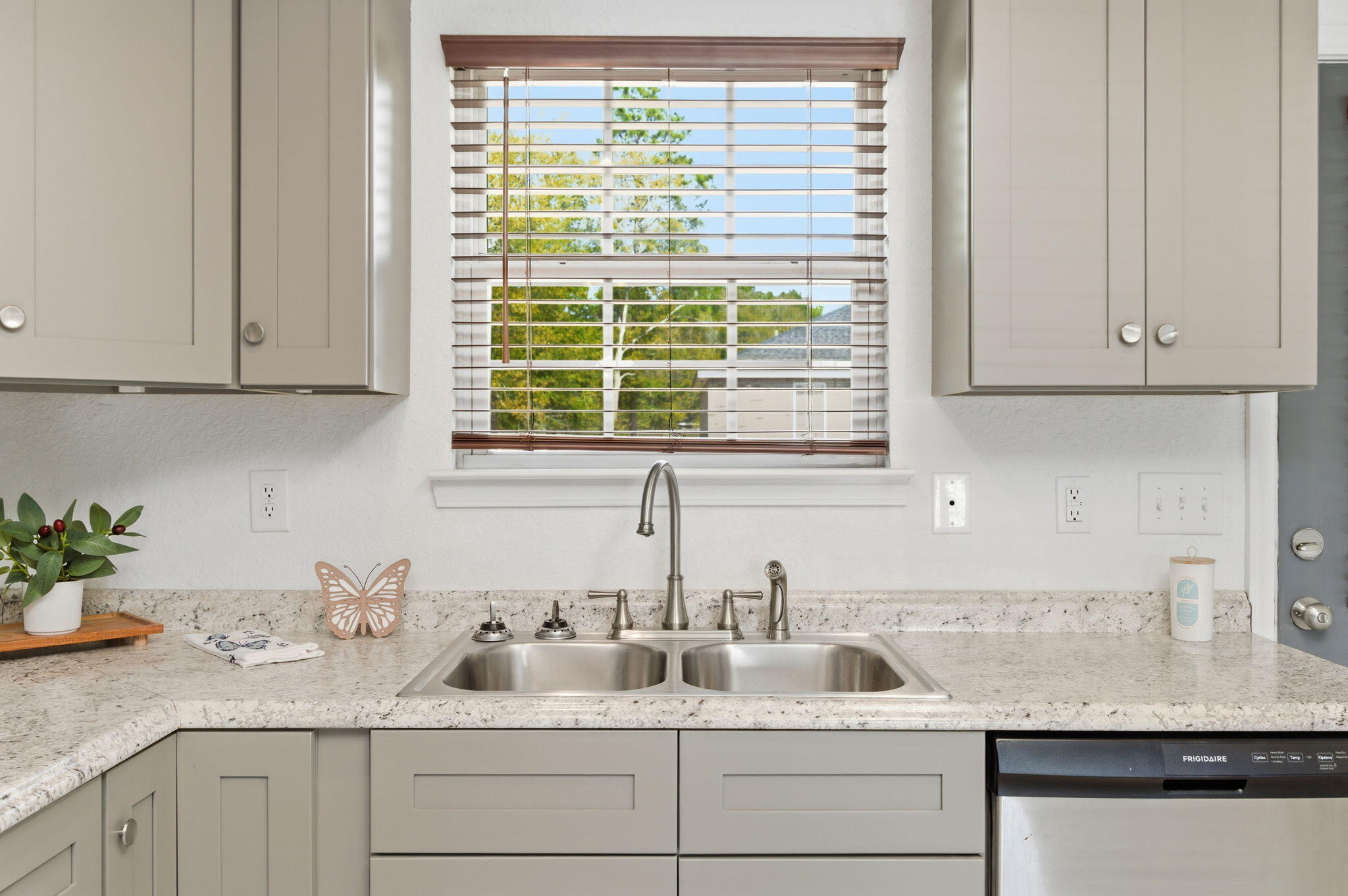 402 Serene Court Crestview, FL 32539 - Photo 5 of 33 10-web-or-mls-402-serene-ct