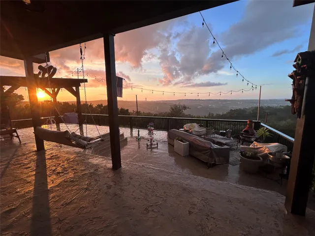 a view of sitting area with furniture