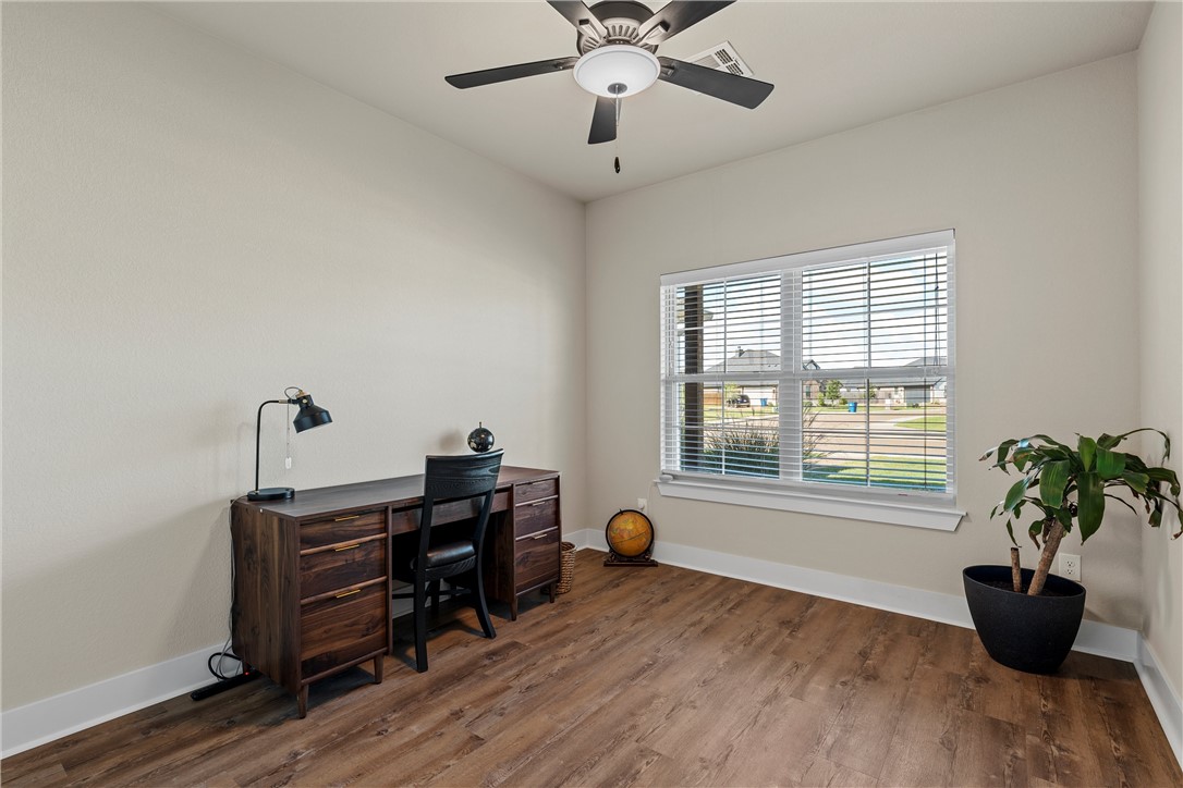 848 Gallant Fox Hewitt, TX 76643 - Photo 24 of 32 a living room with furniture and a potted plant