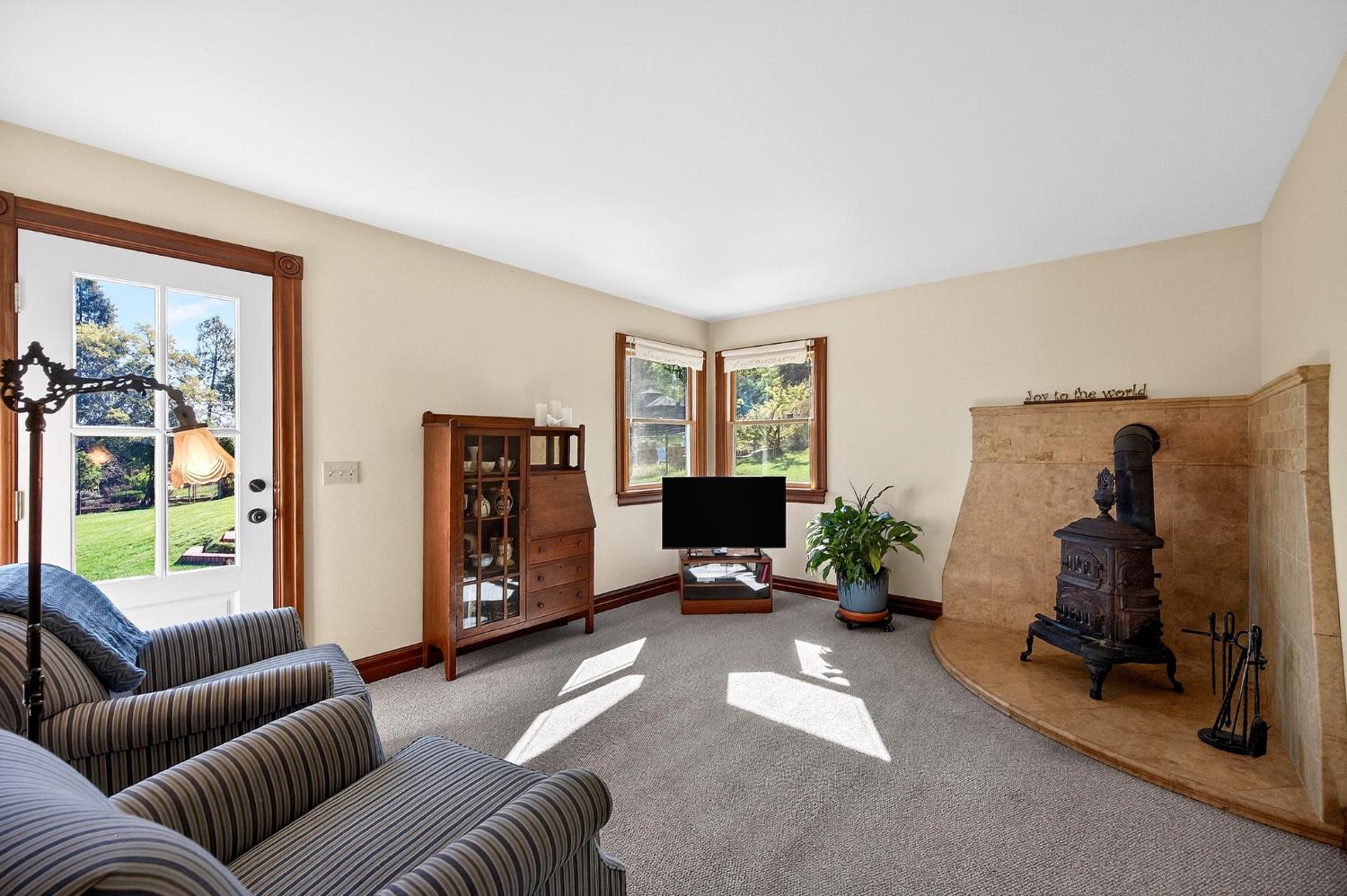10800 Pickle Barrel Road Auburn, CA 95602 - Photo 22 of 82 a living room with furniture a window and gym equipment