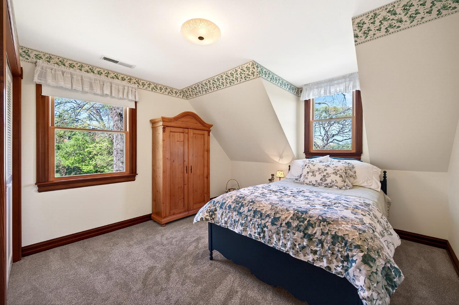 10800 Pickle Barrel Road Auburn, CA 95602 - Photo 28 of 82 a bedroom with a bed and a window