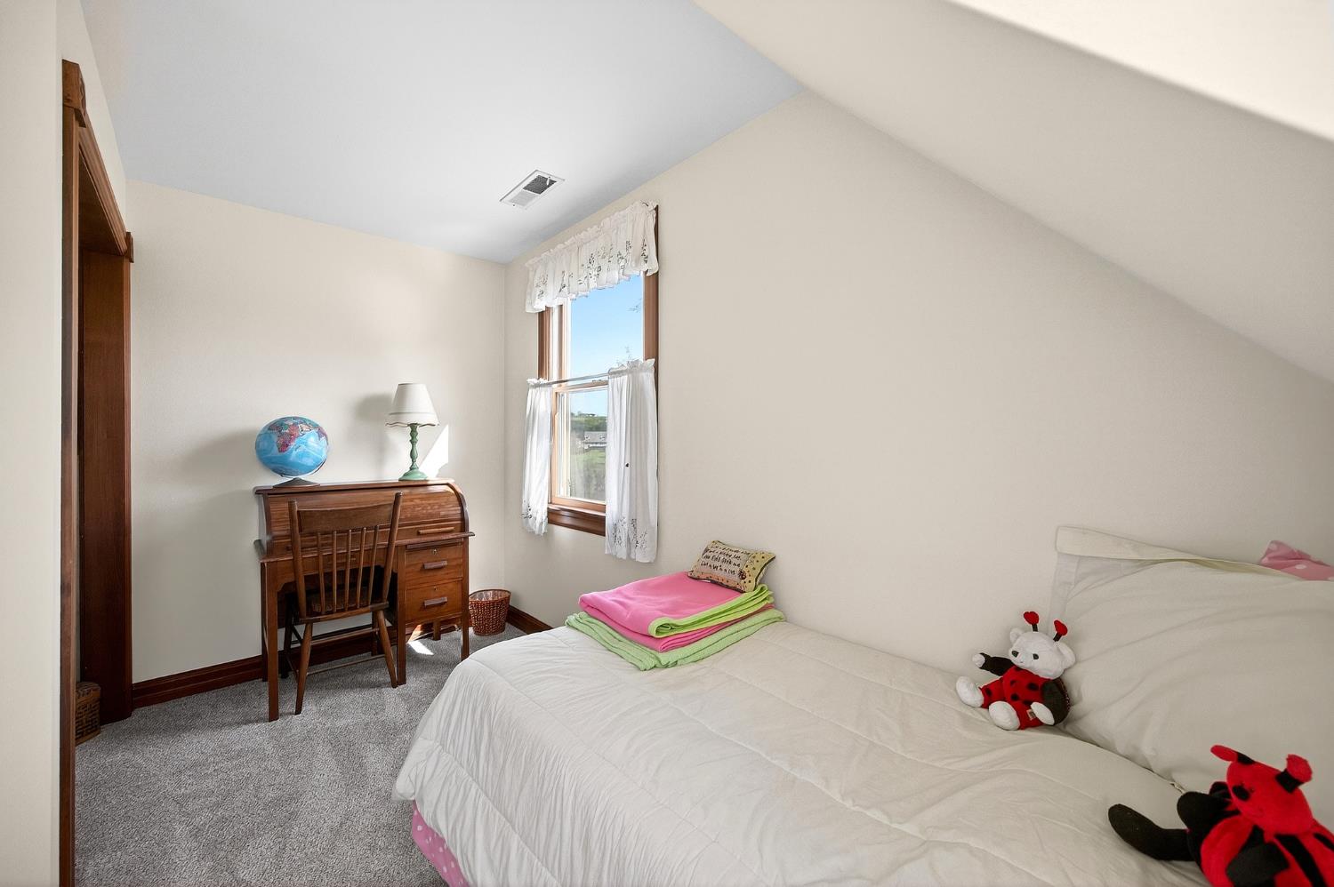 10800 Pickle Barrel Road Auburn, CA 95602 - Photo 30 of 82 a bedroom with a bed and a window