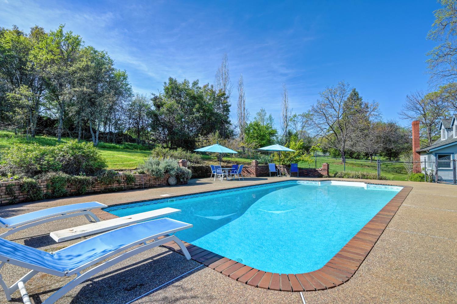 10800 Pickle Barrel Road Auburn, CA 95602 - Photo 39 of 82 a view of a swimming pool with lounge chair