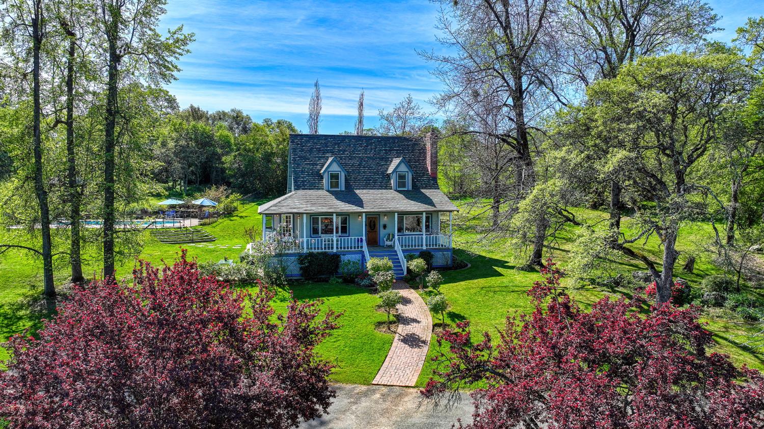 10800 Pickle Barrel Road Auburn, CA 95602 - Photo 4 of 82 a view of a garden with plants and large trees