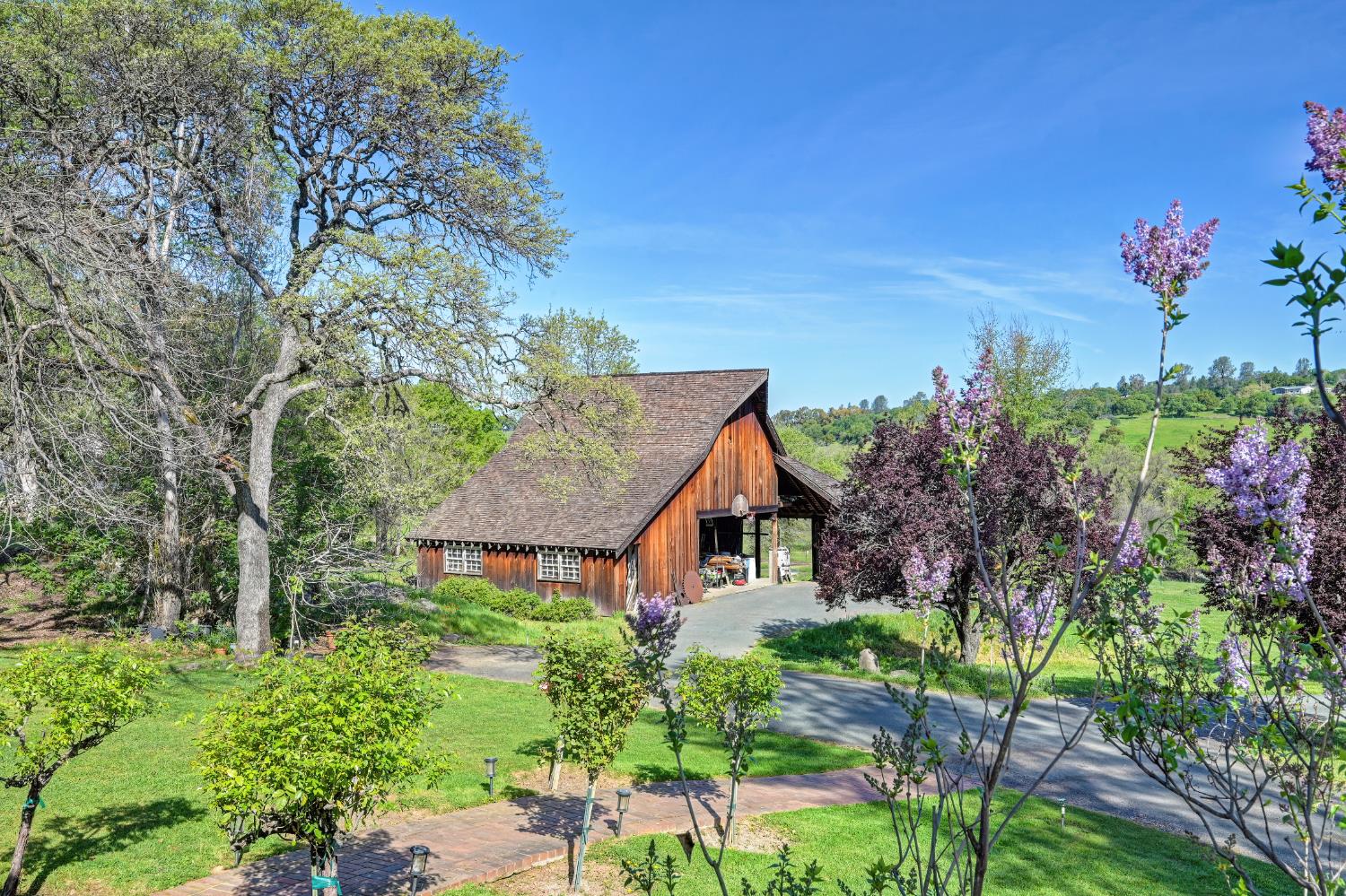 10800 Pickle Barrel Road Auburn, CA 95602 - Photo 46 of 82 front view of a house with a yard