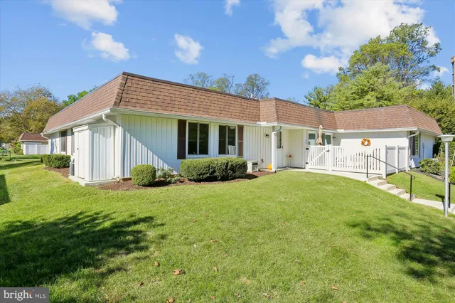 a view of backyard of the house