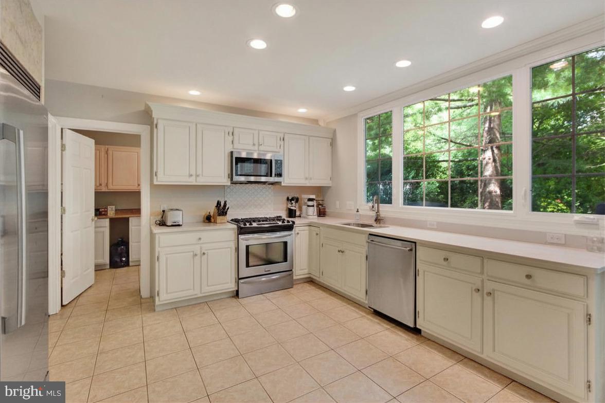 181 Green Valley Road Sinking Spring, PA 19608 - Photo 15 of 36 Kitchen