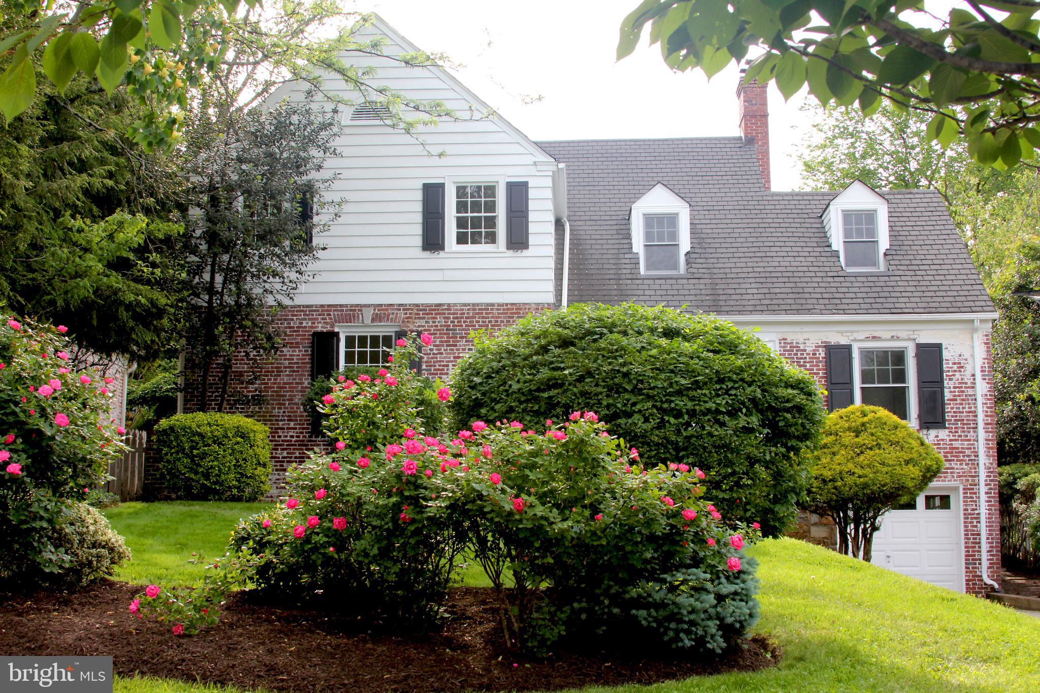 6028 Fort Hunt Road Alexandria, VA 22307 - Photo 4 of 42 Perenial flowers through out the property