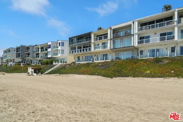 a view of residential houses with yard and city view