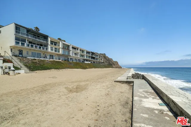 a view of houses with sky view