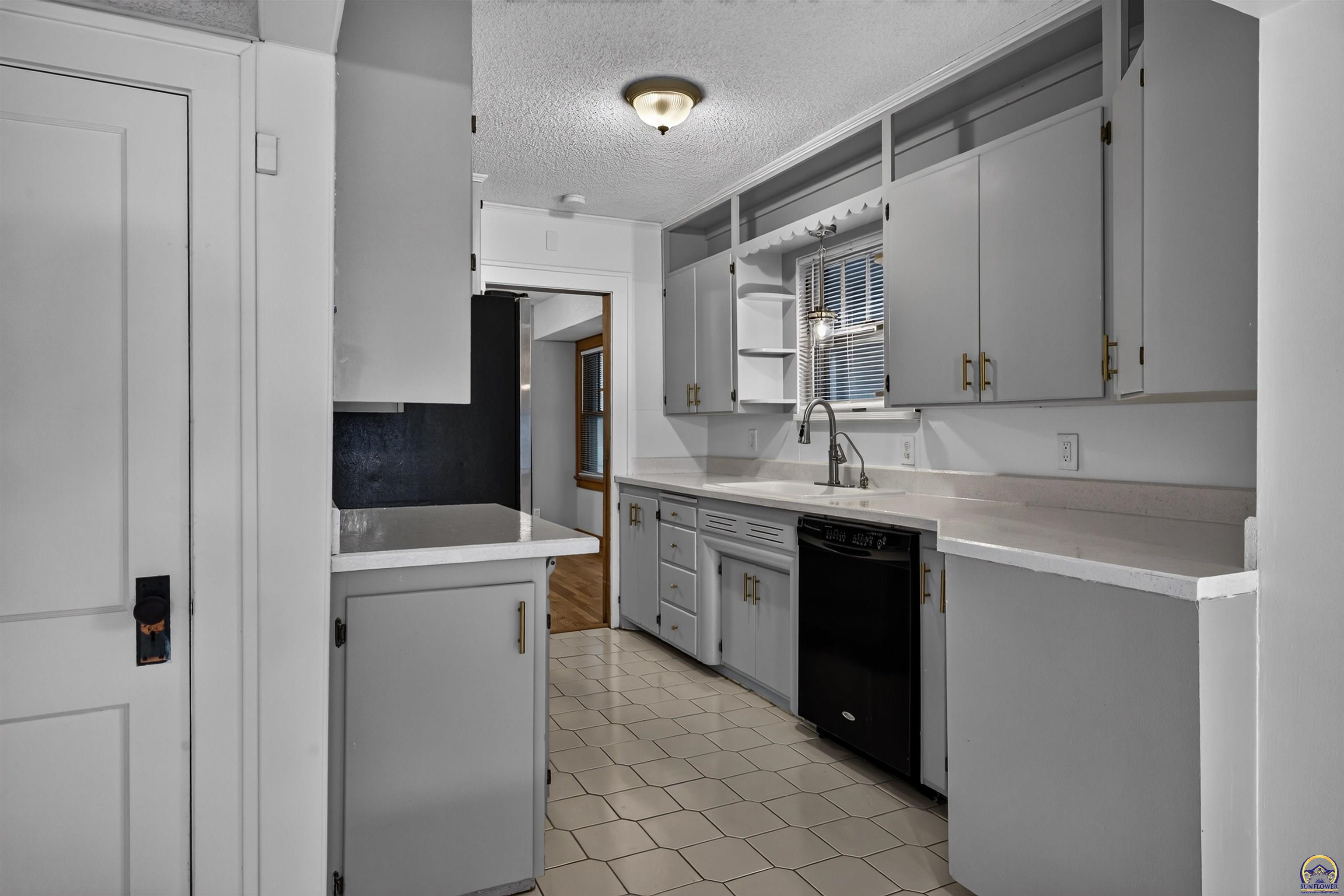 1339 Southwest High Avenue Topeka, KS 66604 - Photo 2 of 33