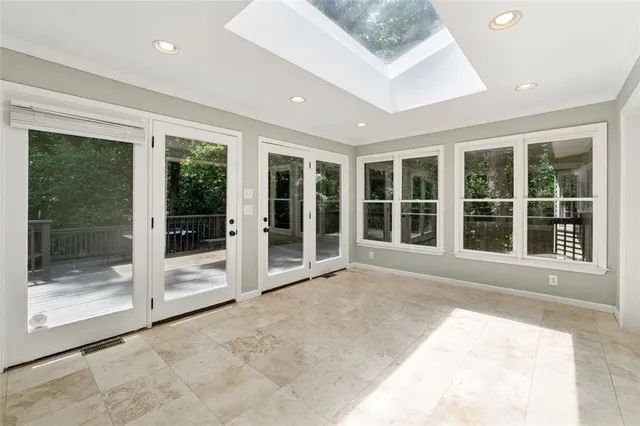 a view of a large windows in the room