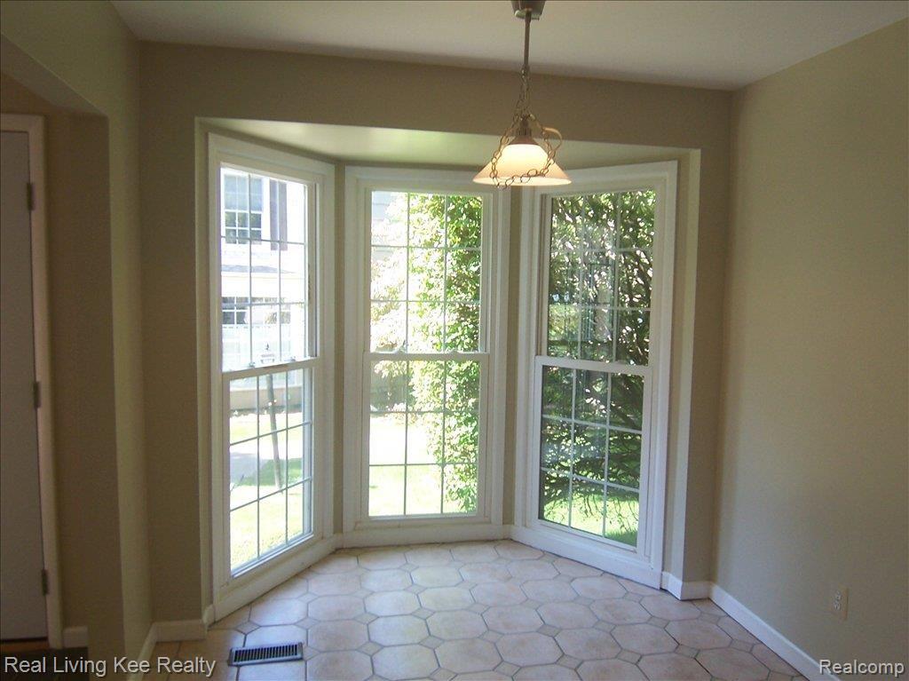 1467 Carriage Lane, Unit 94 Rochester, MI 48306 - Photo 6 of 19 Nook w/Bay