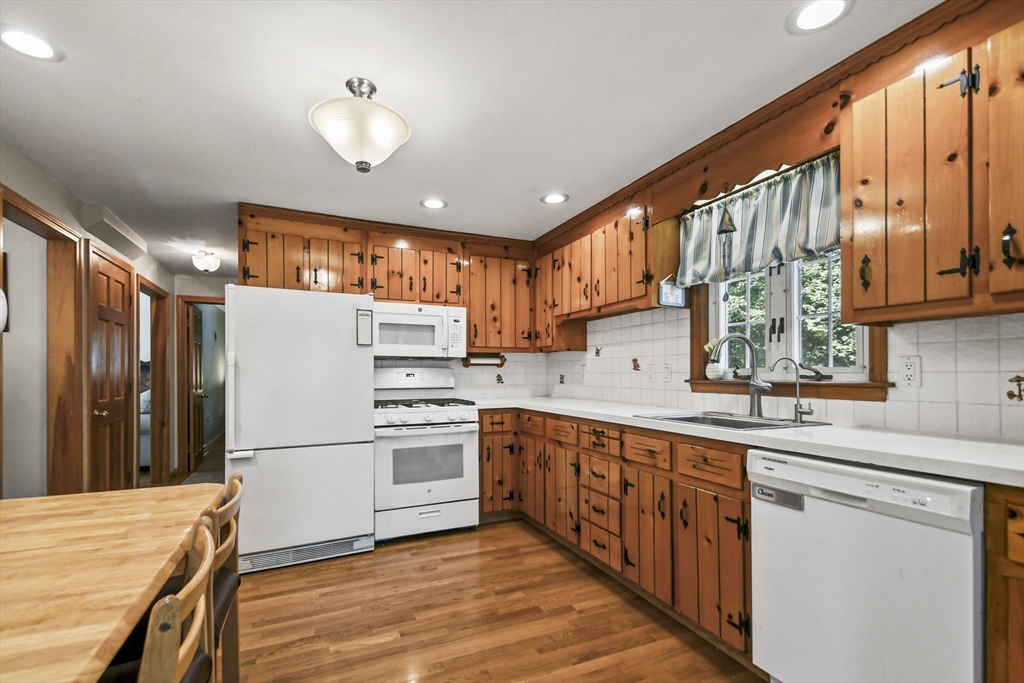 28 Skelton Road Burlington, MA 01803 - Photo 8 of 30 Gallery Image 8