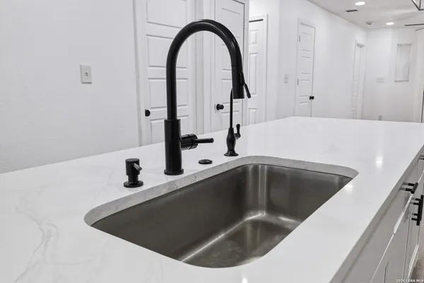 $1,450 | 1110 1/2 Avenue South, Hondo, TX 78861