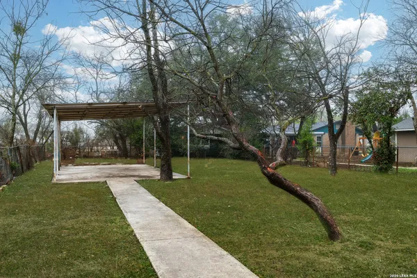 $1,450 | 1110 1/2 Avenue South, Hondo, TX 78861