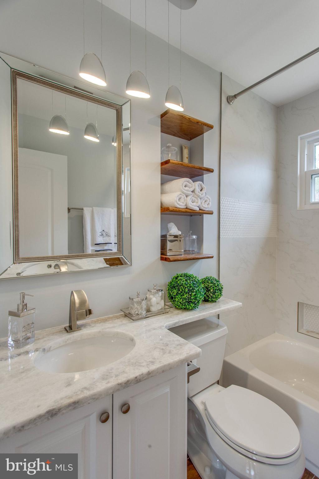 6902 Spur Road Springfield, VA 22153 - Photo 21 of 46 Hallway full bathroom