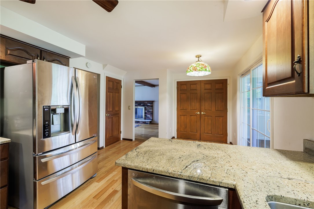 37 Heatherwood Road Perinton, NY 14450 - Photo 4 of 42 Spacious and bright kitchen with granite counter tops